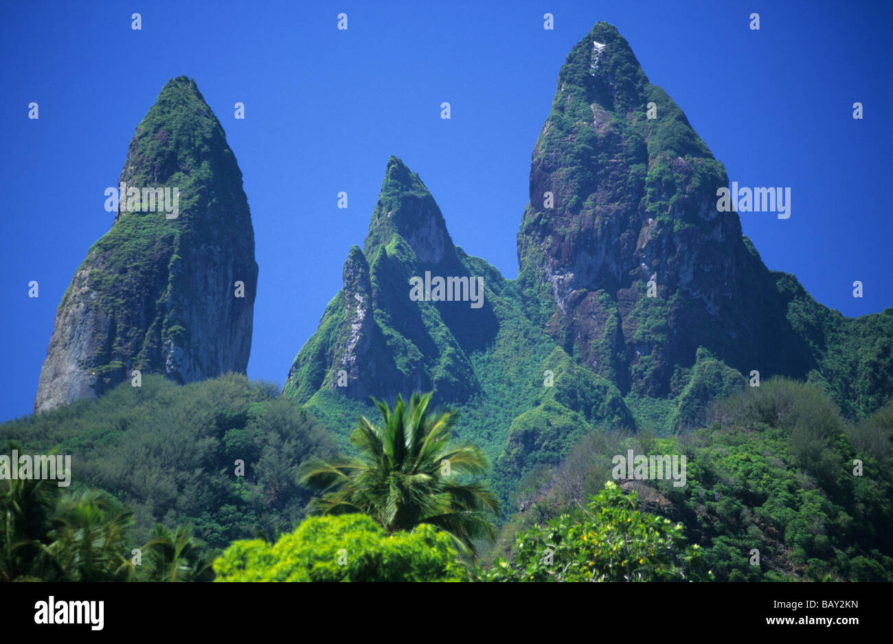 Die Insel Ua Pou mit seiner einzigartigen Felsspitzen, Französisch