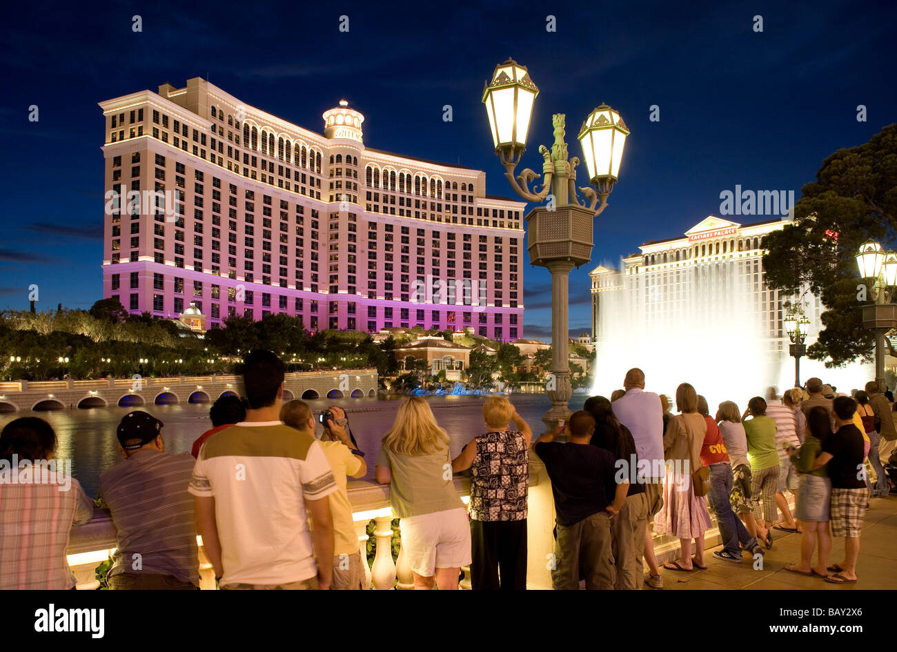Touristen, die gerade der berühmten Bellagio Wassershow an der Lagune von Bellagio in Las Vegas Boulevard, Las Vegas, Nevada, USA Stockfoto