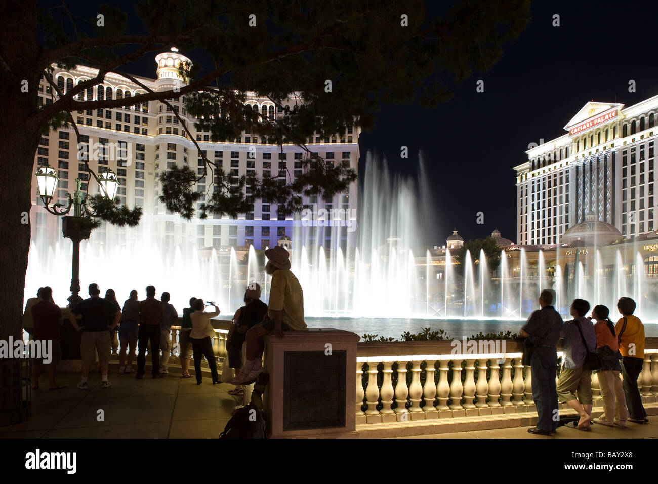 Touristen, die gerade der berühmten Bellagio Wassershow an der Lagune von Bellagio in Las Vegas Boulevard, Las Vegas, Nevada, USA Stockfoto