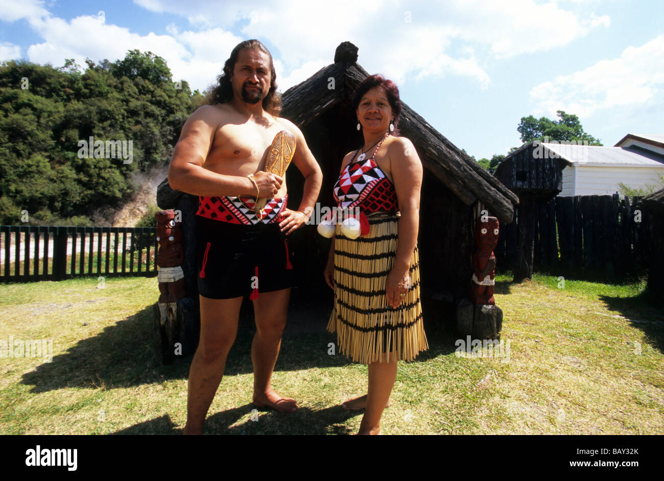 Traditionell gekleideten Maori paar in ein Maori-Dorf auf der Nordinsel, Neuseeland Stockfoto