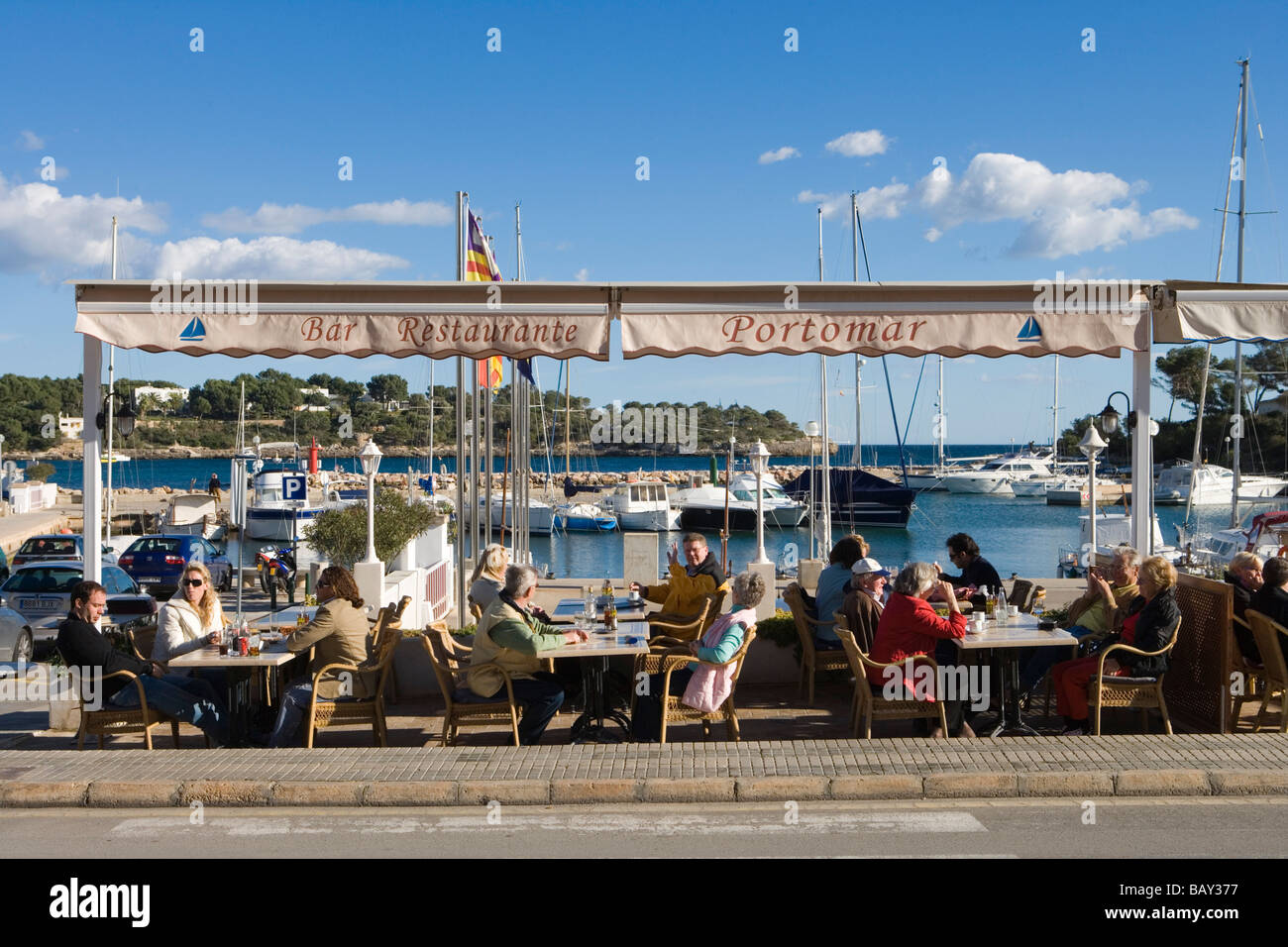 Sitzgelegenheiten im Freien am Portomar Restaurant, Portopetro, Mallorca, Balearen, Spanien Stockfoto