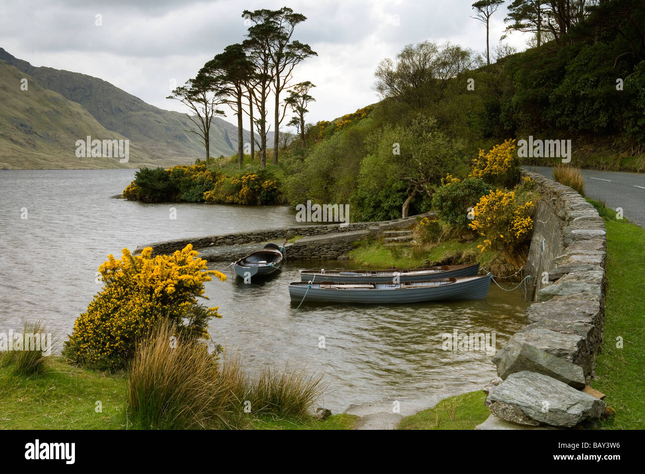 See mit Booten, Doo Lough, Connemara, County Mayo, Irland, Europa Stockfoto