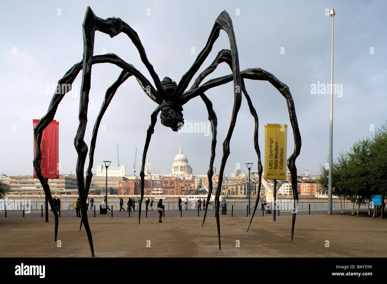 Skulptur von einer riesigen Spinne von Louise Bourgeois vor Tate Modern, St. Pauls-Kathedrale im Hintergrund, London, England, Stockfoto