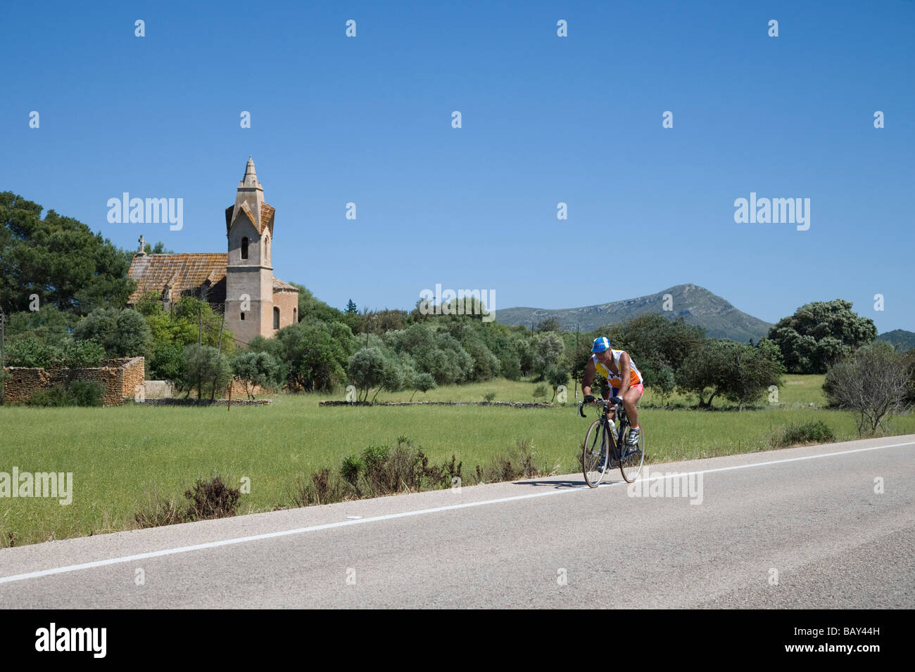 Radfahrer auf der Straße, in der Nähe von Son Serra de Marina, Mallorca, Balearen, Spanien Stockfoto