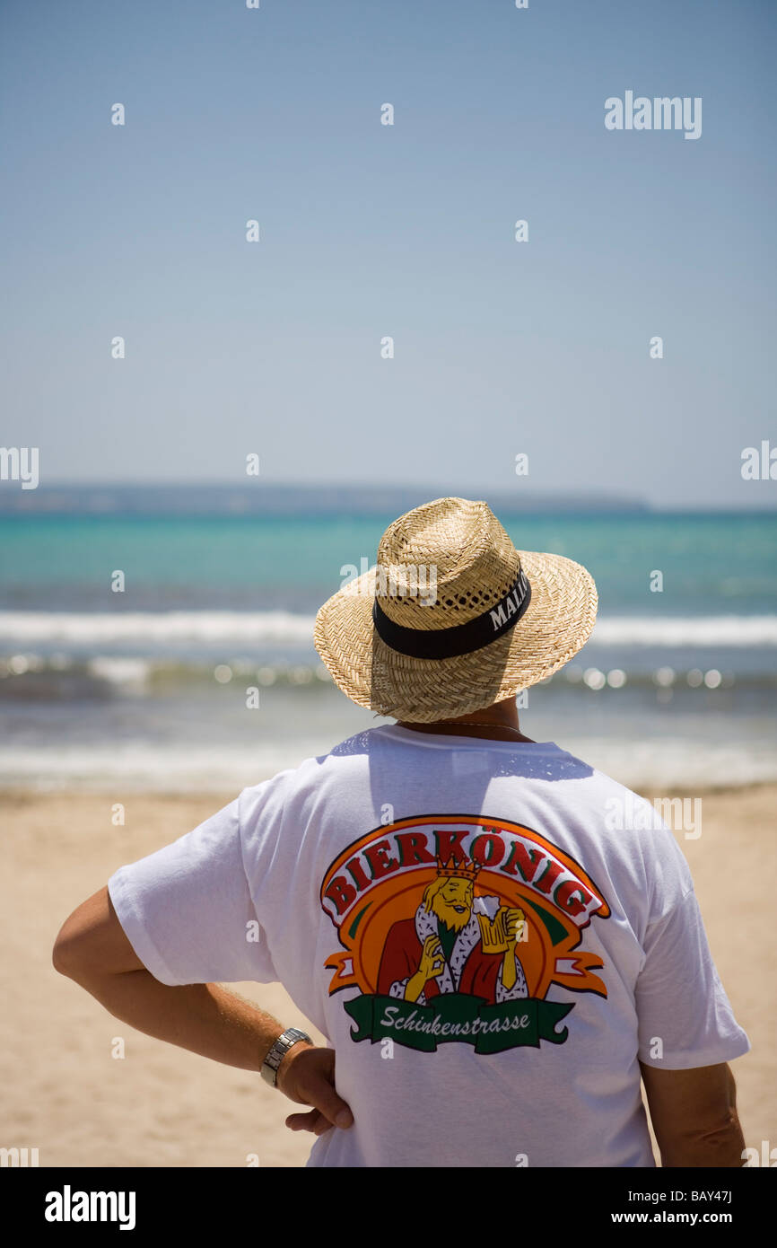 Deutsche Touristen mit Bierkoenig T-Shirt, El Arenal, Playa de Palma, Mallorca, Balearen, Spanien Stockfoto