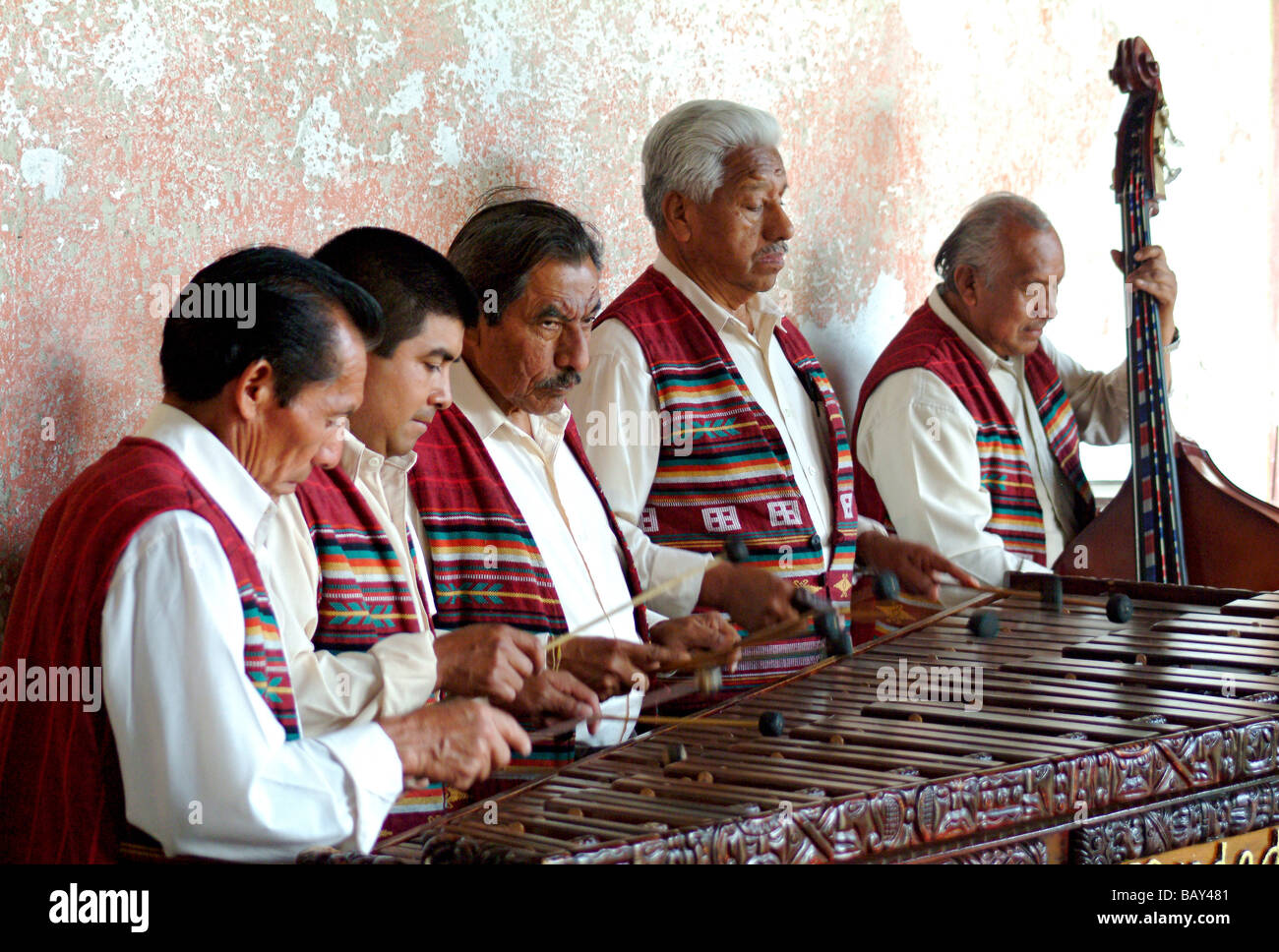 Traditionelle Folkband spielt die Marimba in Antigua, Guatemala, Mittelamerika Stockfoto