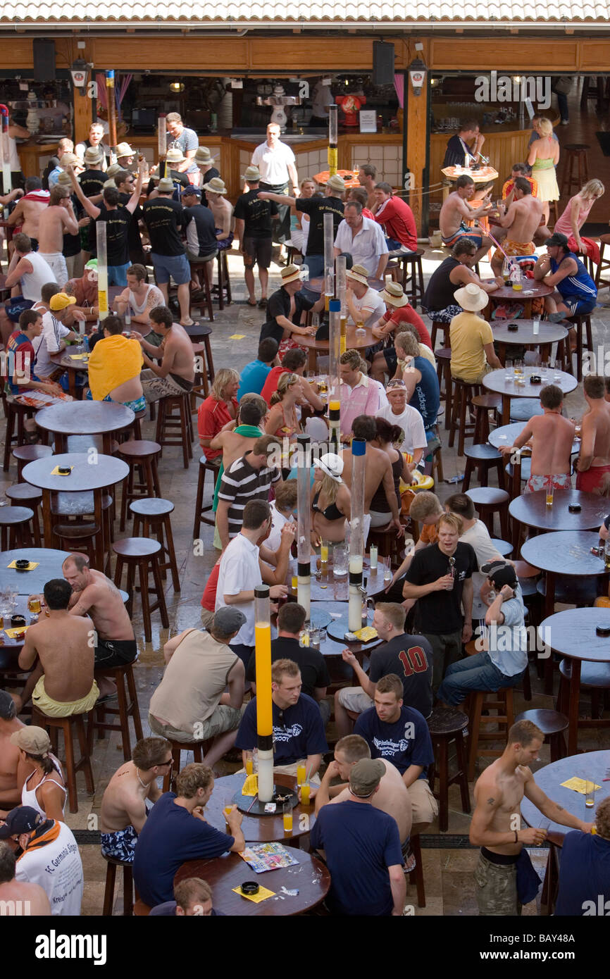 Party Crowd im Mega-Park-Disco und Club, El Arenal, Playa de Palma, Mallorca, Balearen, Spanien Stockfoto