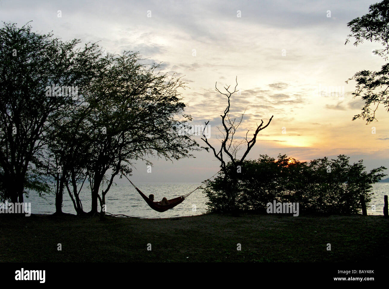 Person in einer Hängematte am Strand in der Nähe von San Juan del Sur, Nicaragua, Mittelamerika Stockfoto