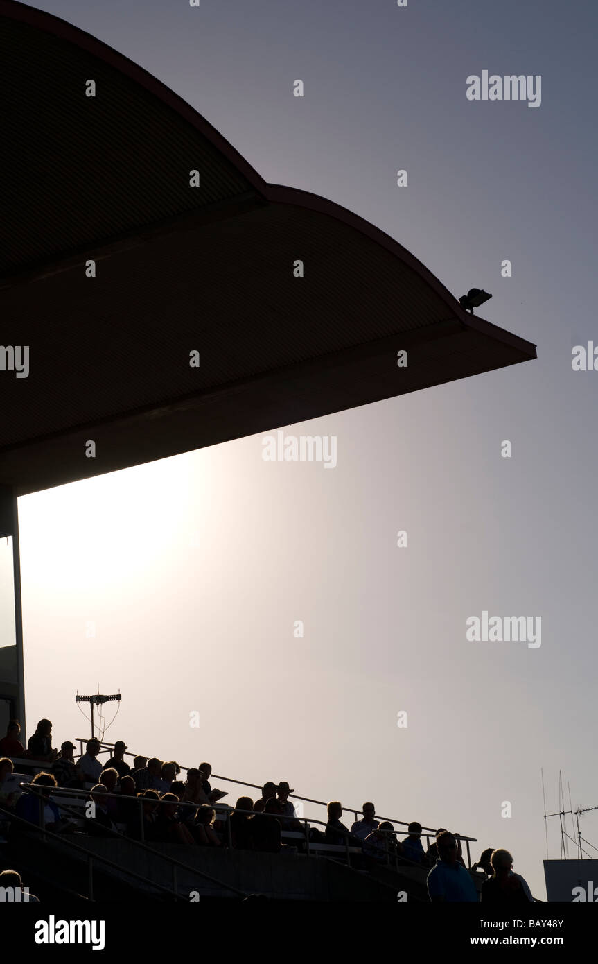 Masse der Leute im Stadion bei Pferderennen Boden Stockfoto