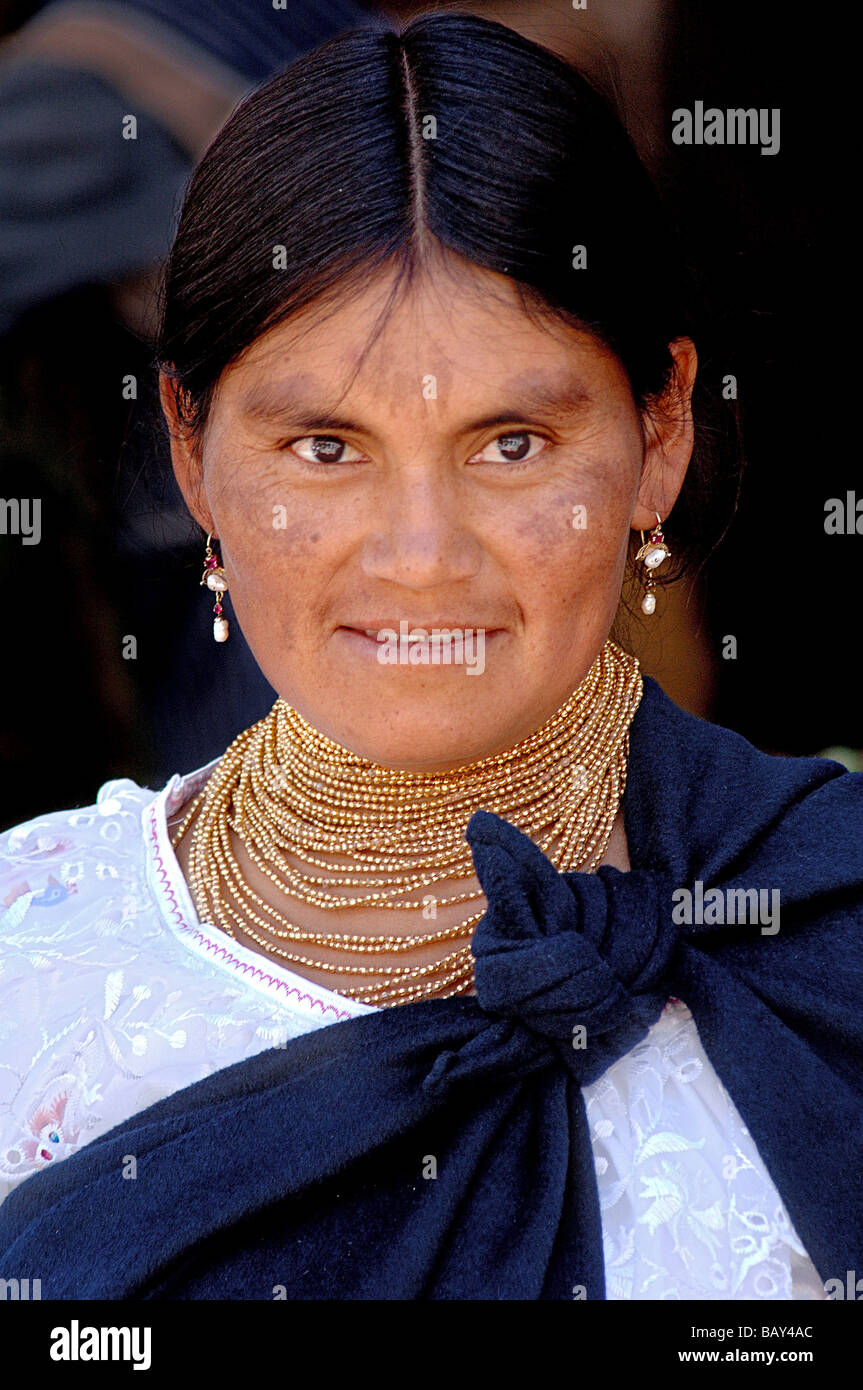 Indigene Frau in Otavalo, Ecuador, Südamerika Stockfoto