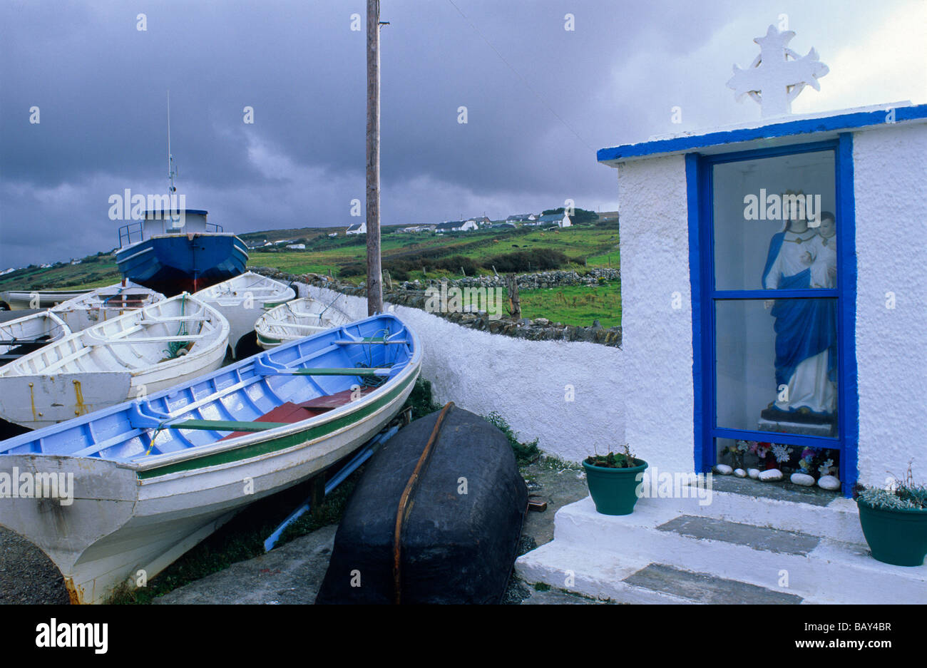 Magheraroarty Pier mit Kapelle in der Nähe von Gortahork, County Donegal, Irland, Europa Stockfoto