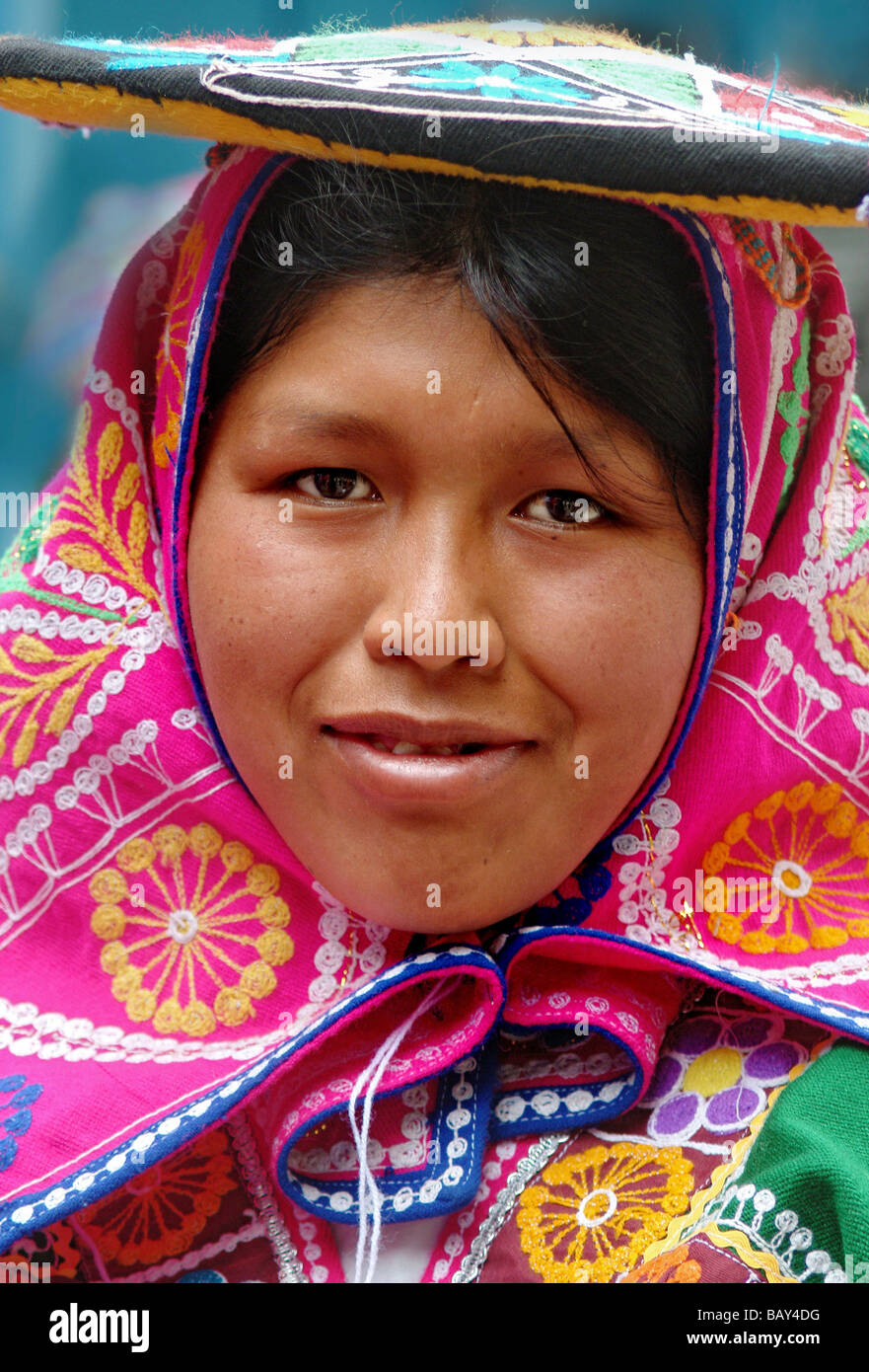 Inca-Frau mit traditioneller Kopfbedeckung in Aguas Calientes, Peru, Südamerika Stockfoto