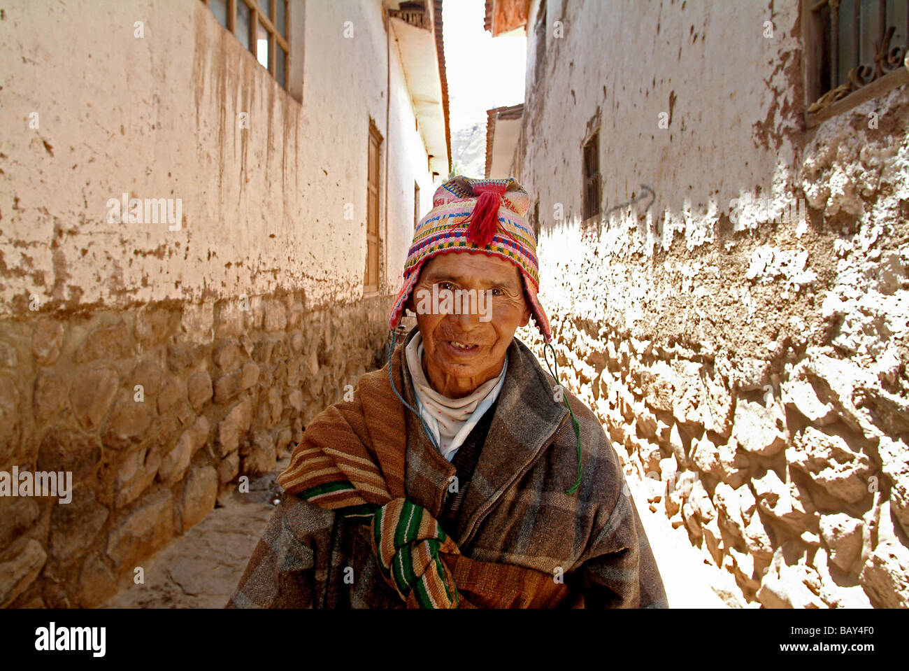 Inka Bauer in einer Gasse in Pisac, Peru, Südamerika Stockfoto