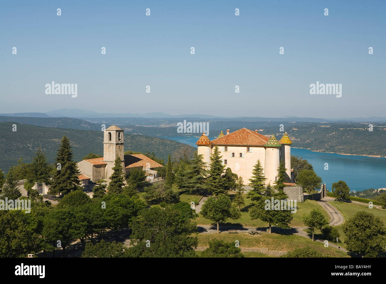 Blick auf Schloss und Kirche des Dorfes Aiguines vor der See Lac de Sainte Croix, Var, Provence, Frankreich Stockfoto