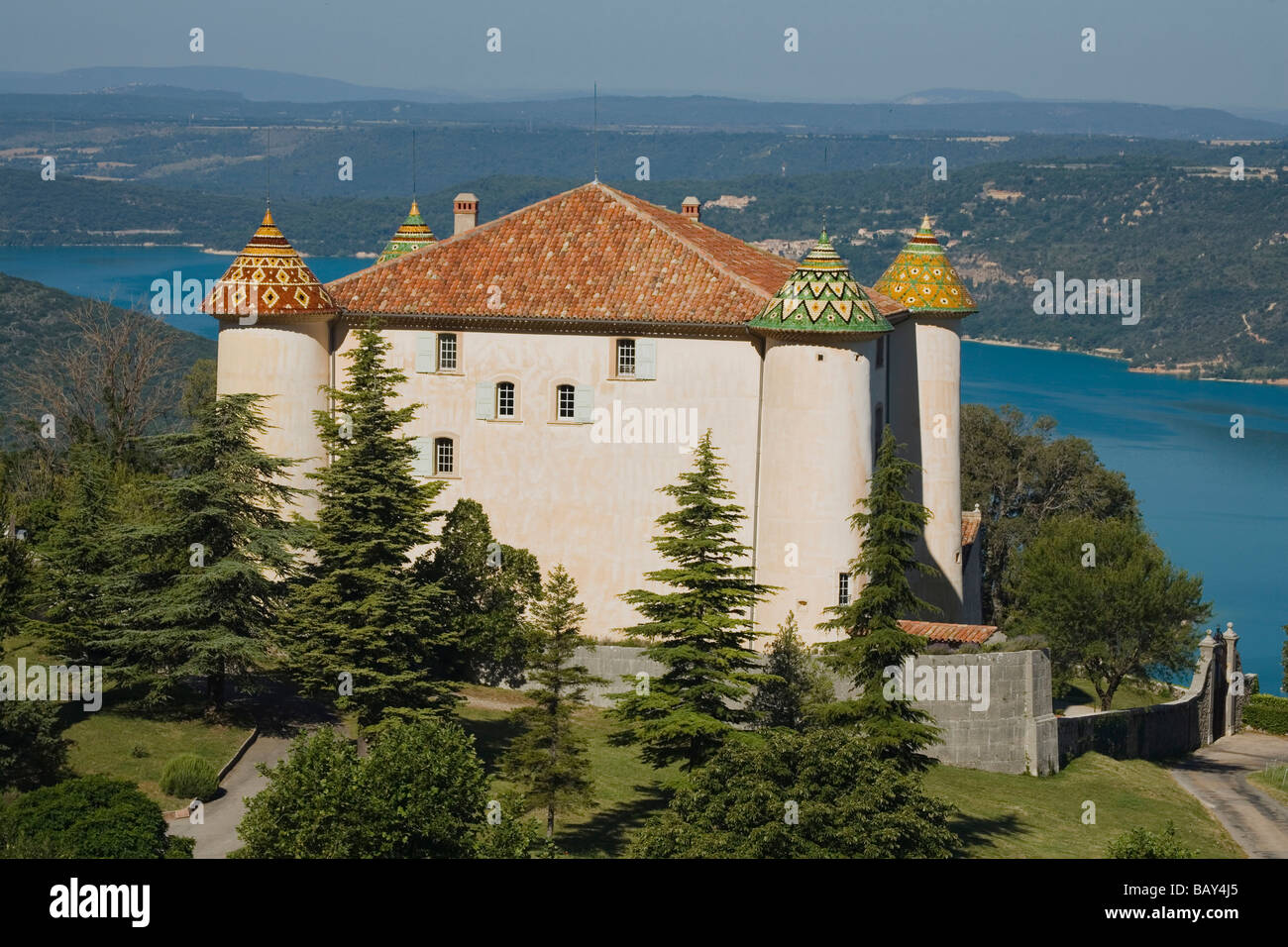 Die Burg von Aiguines mit seinem farbigen Dach Fliesen vor der See Lac de Ste Croix, Var, Provence, Frankreich Stockfoto