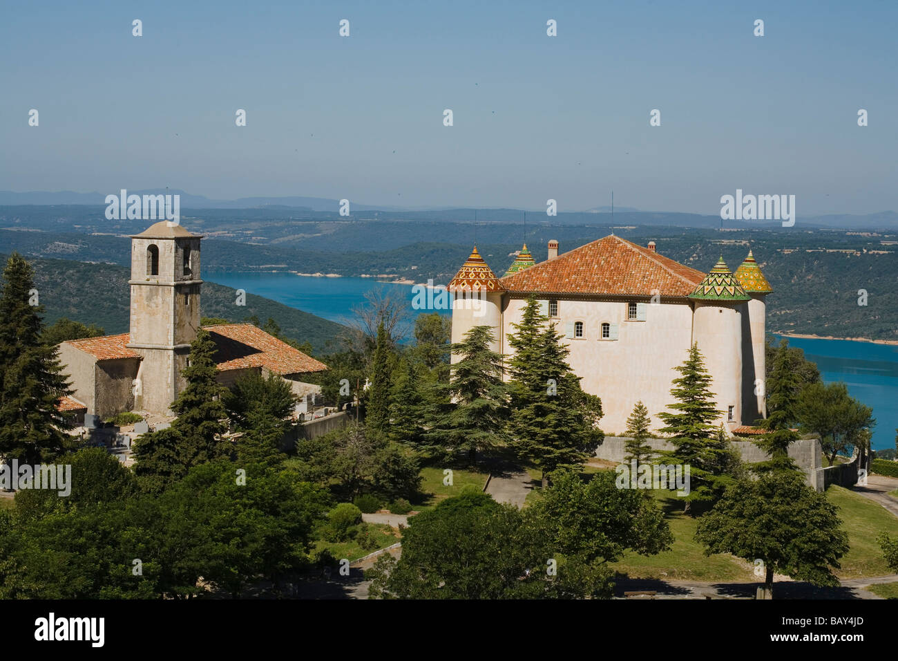 Blick auf Schloss und Kirche des Dorfes Aiguines oberhalb des Sees Lac de Ste Croix, Var, Provence, Frankreich Stockfoto