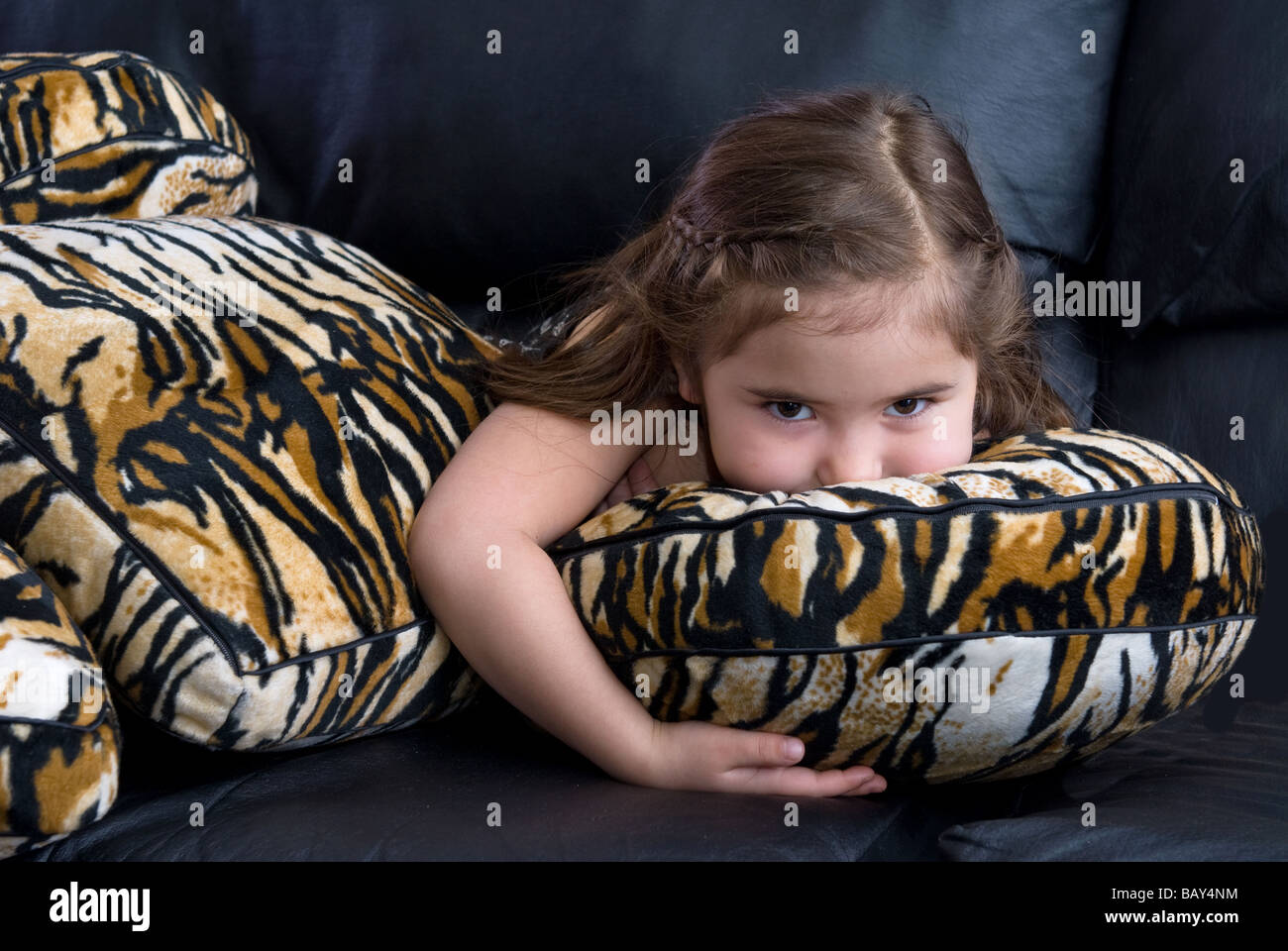 Ein kleines Mädchen schaut die Kamera mit boshaften Absichten Stockfoto