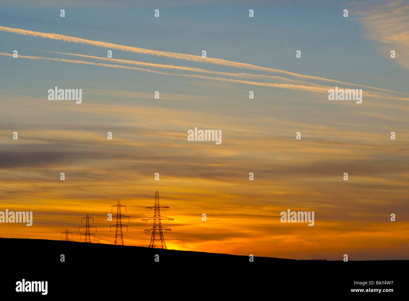 Reihe von Strommasten über Blackstone Rand, West Yorkshire, England UK Stockfoto