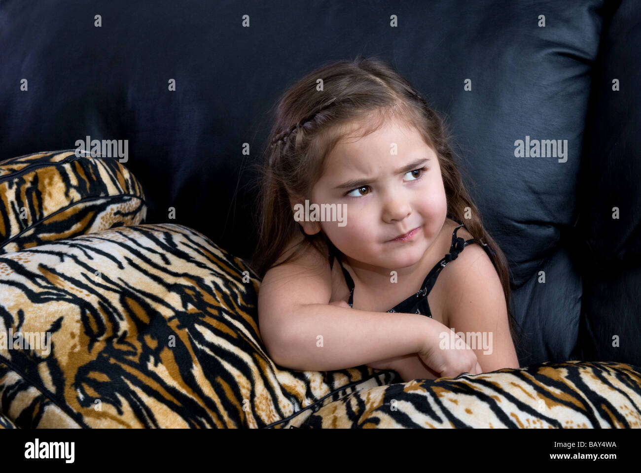 Ein kleines Mädchen Vorschule grübelt über ihre boshaften Absichten Stockfoto