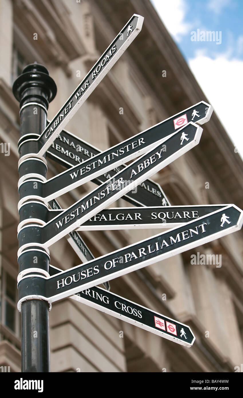 Gerichtete Wegweiser, Whitehall, London, England, Großbritannien, Vereinigtes Königreich Stockfoto