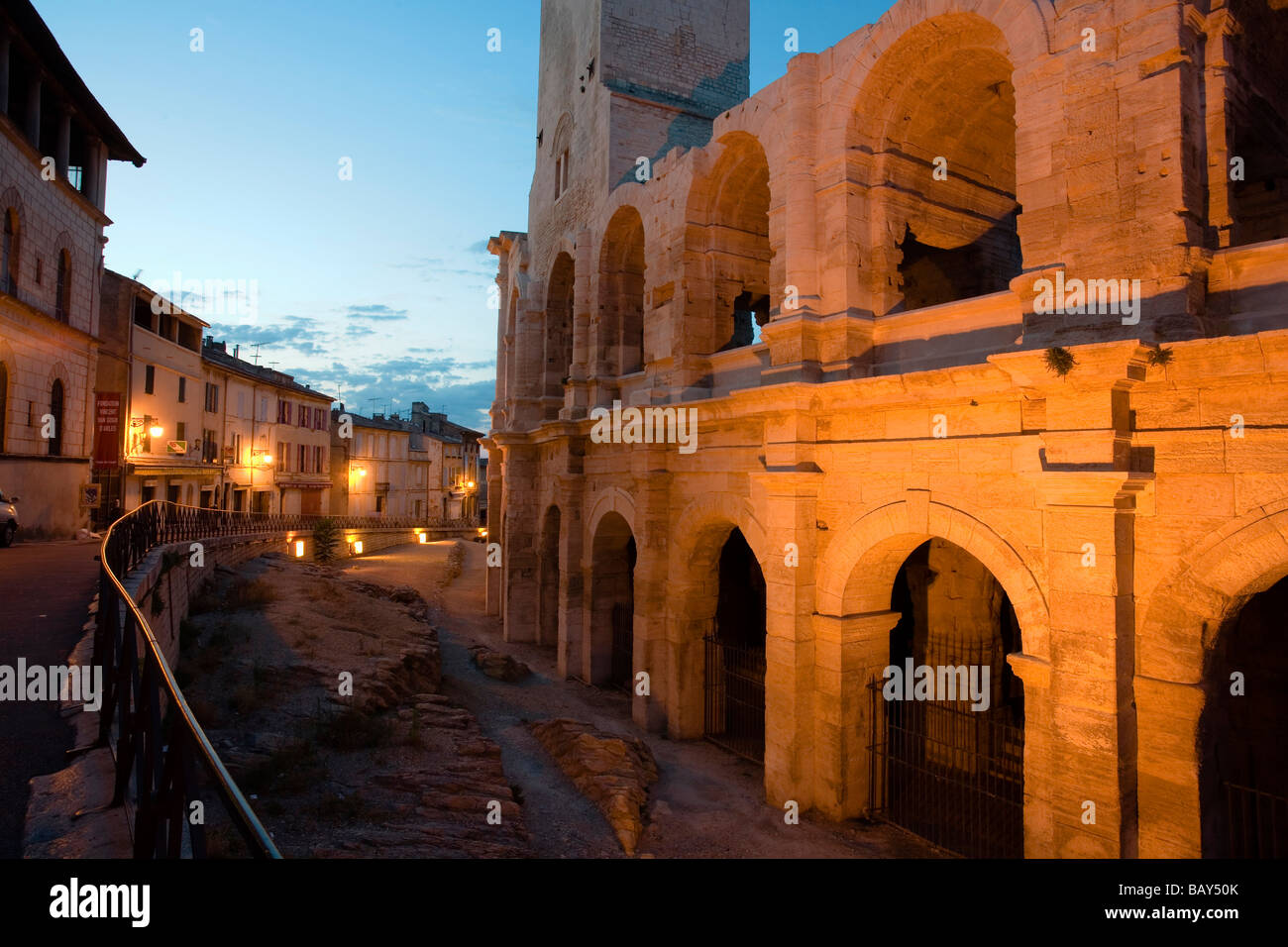 Die beleuchteten Amphitheater am Abend, Arles, Bouches-du-Rhône, Provence, Frankreich Stockfoto