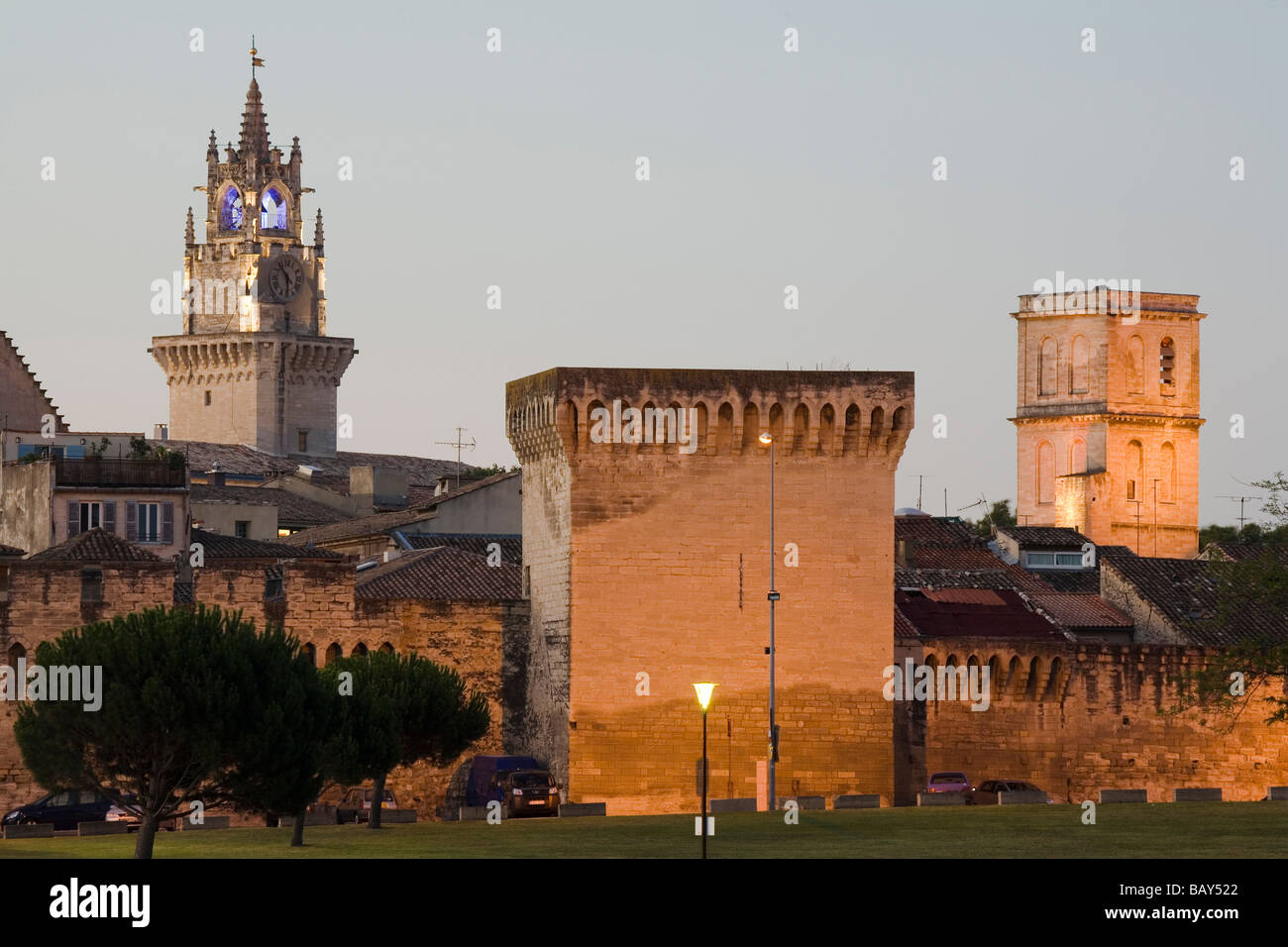 Die alte Stadtmauer von Avignon am Abend, Avignon, Vaucluse, Provence, Frankreich Stockfoto