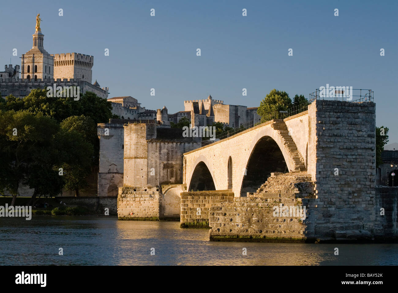 Blick auf die Brücke St. Benezet, der Palast der Päpste in den Hintergrund, Avignon, Vaucluse, Provence, Frankreich Stockfoto