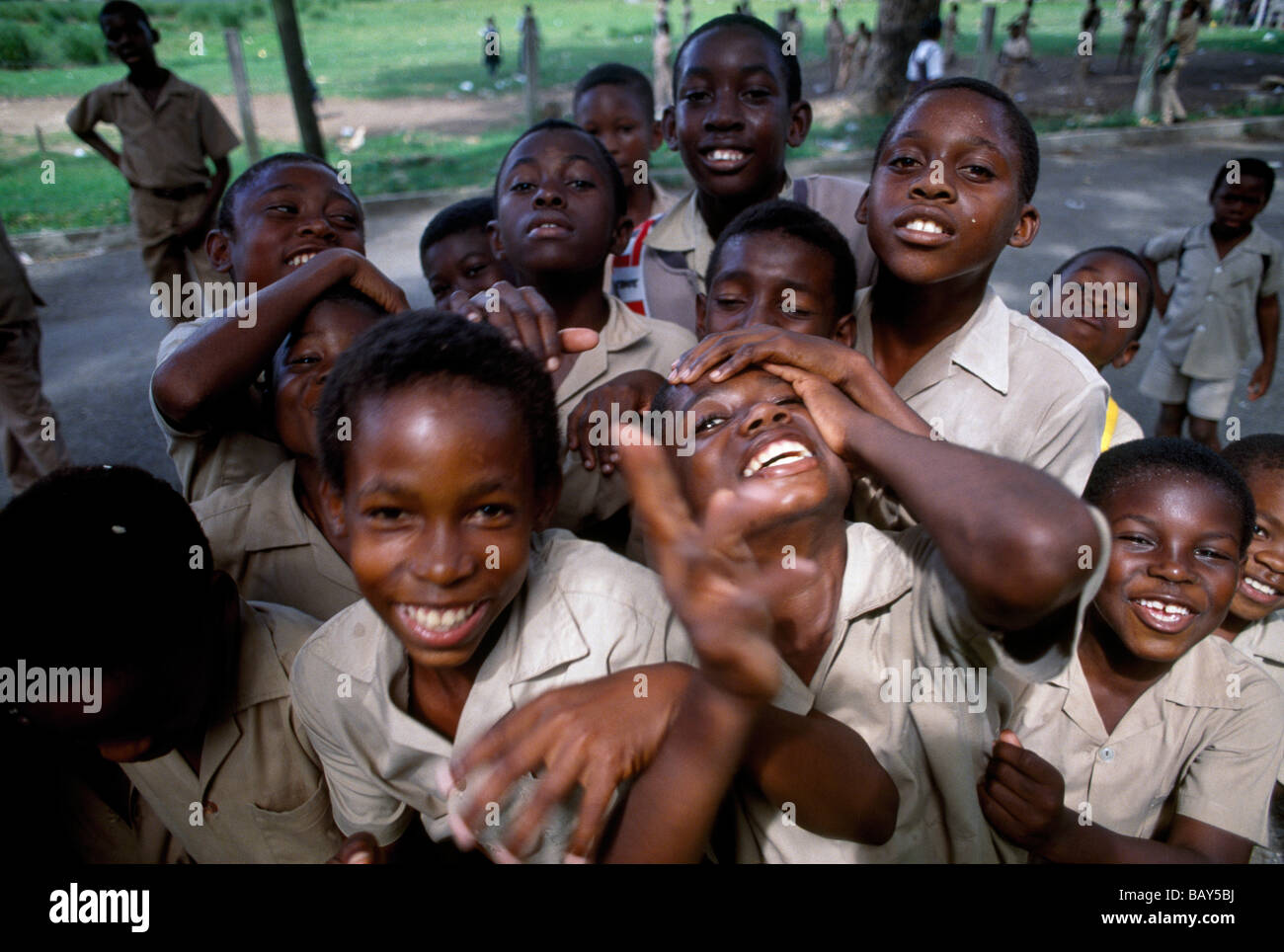 Eine Gruppe von Kindern auf dem Schulhof, Port Antonio, Jamaika, Karibik lachen Stockfoto