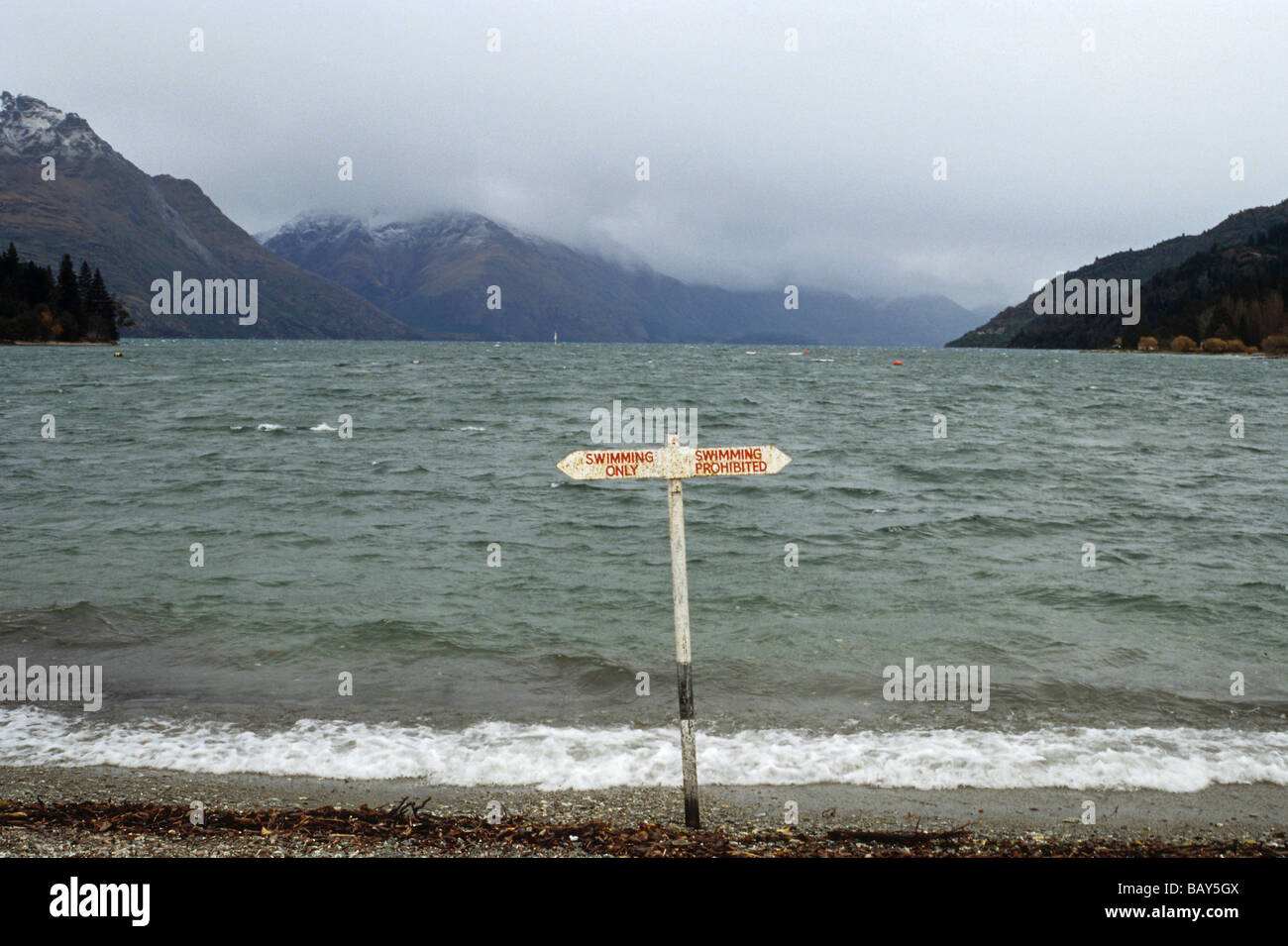 Schwimmen, Schwimmen verboten, unterzeichnen Sie nur am Wasser, Neuseeland Stockfoto