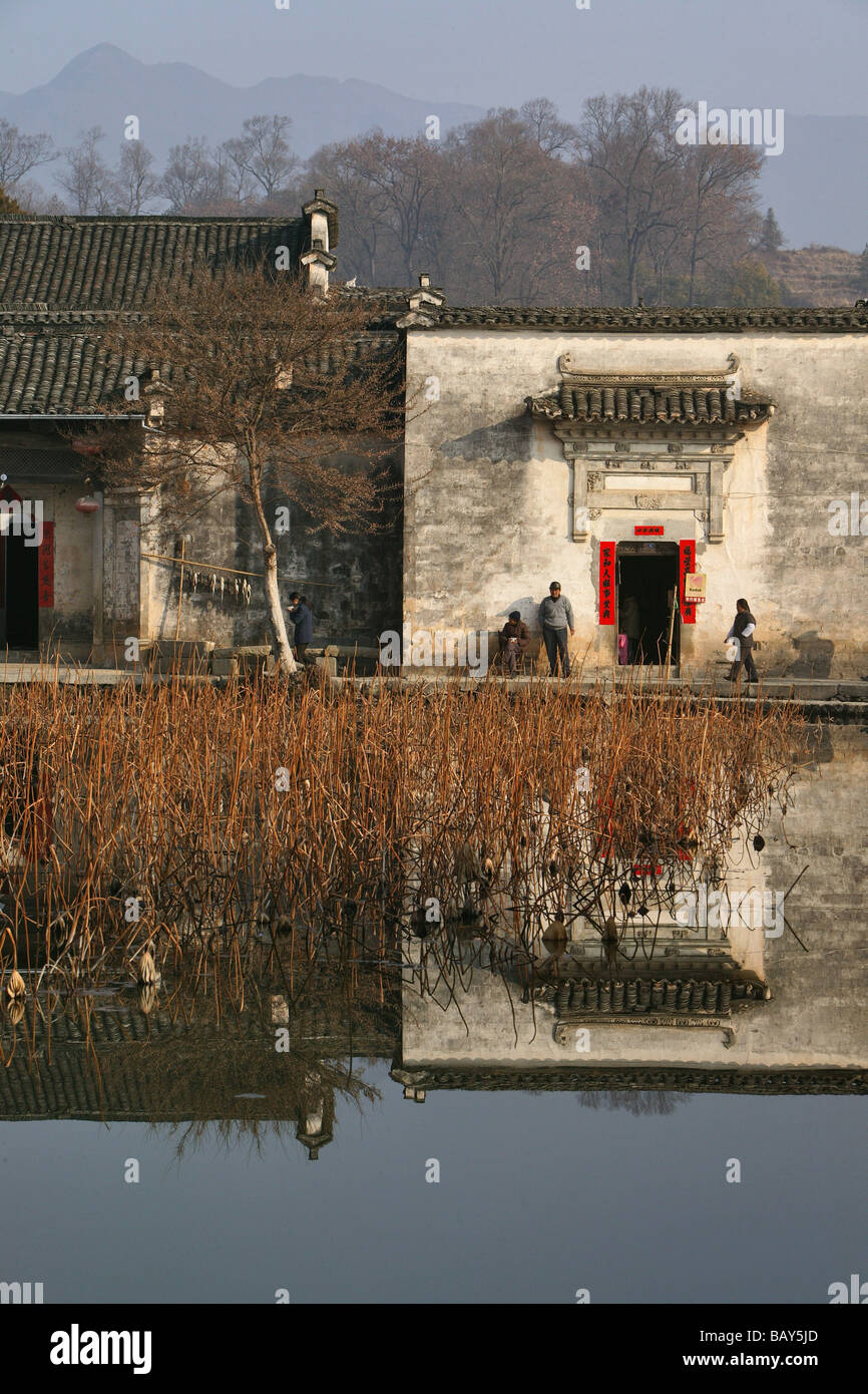 Menschen stehen vor dem Eingang eines Hauses im Dorf Hongcun, Huangshan, China, Asien Stockfoto