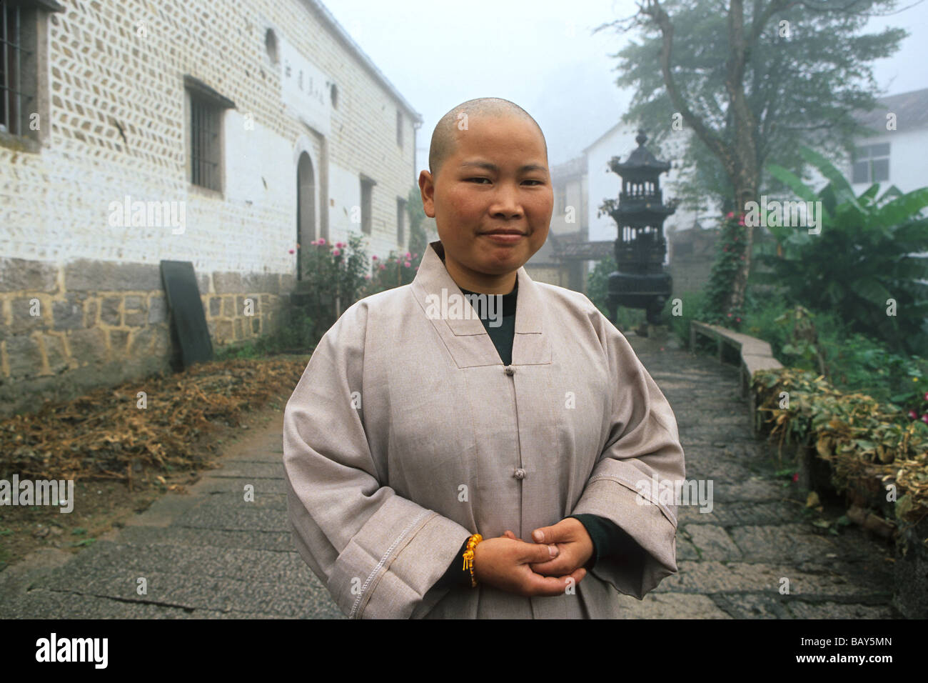 Eine Nonne vor Kloster das Dorf Minyuan, Jiuhua Shan, Anhui Provinz, China, Asien Stockfoto