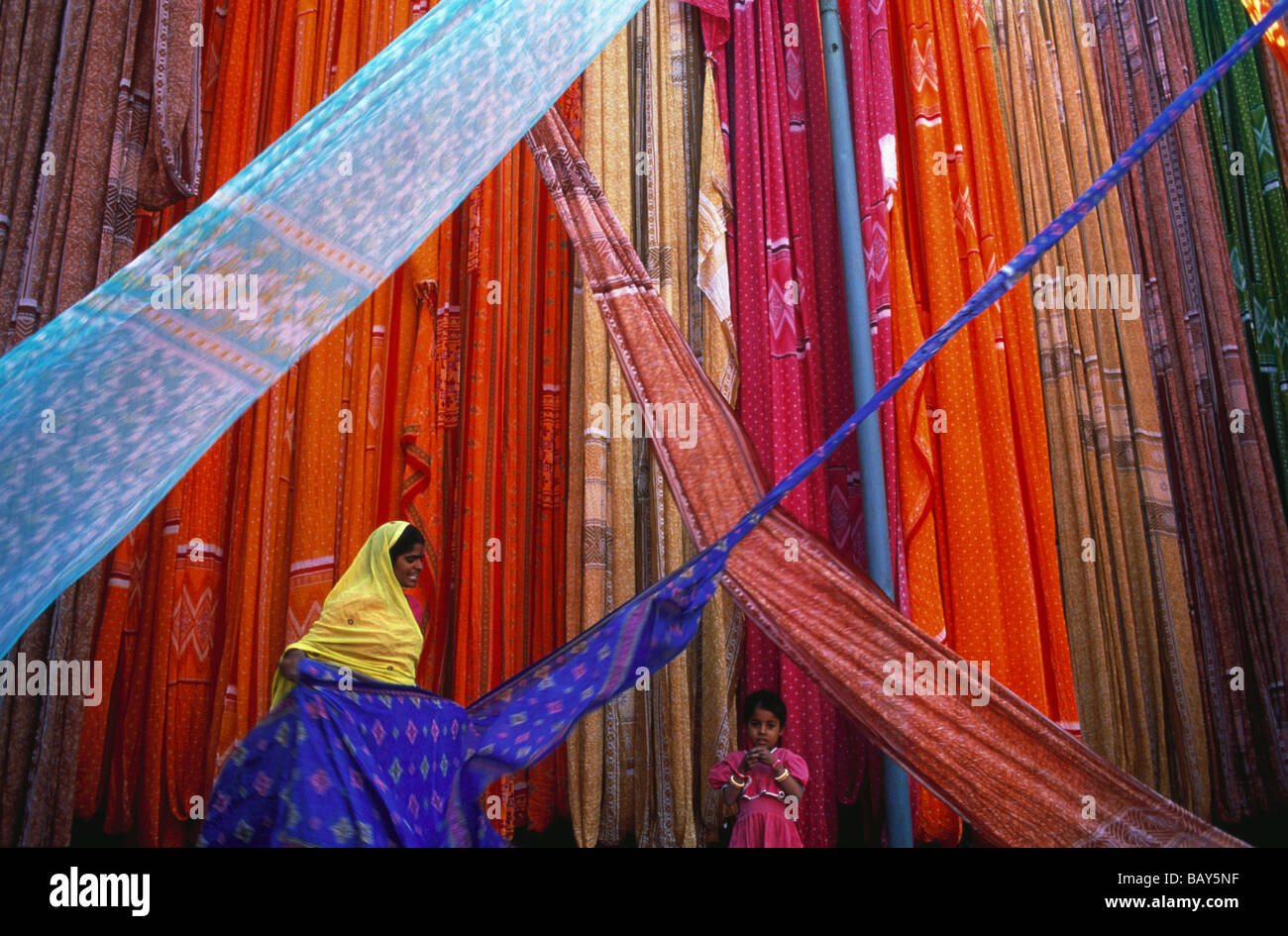 Sari Produktion, Pali, Rajasthan, Indien Stockfoto