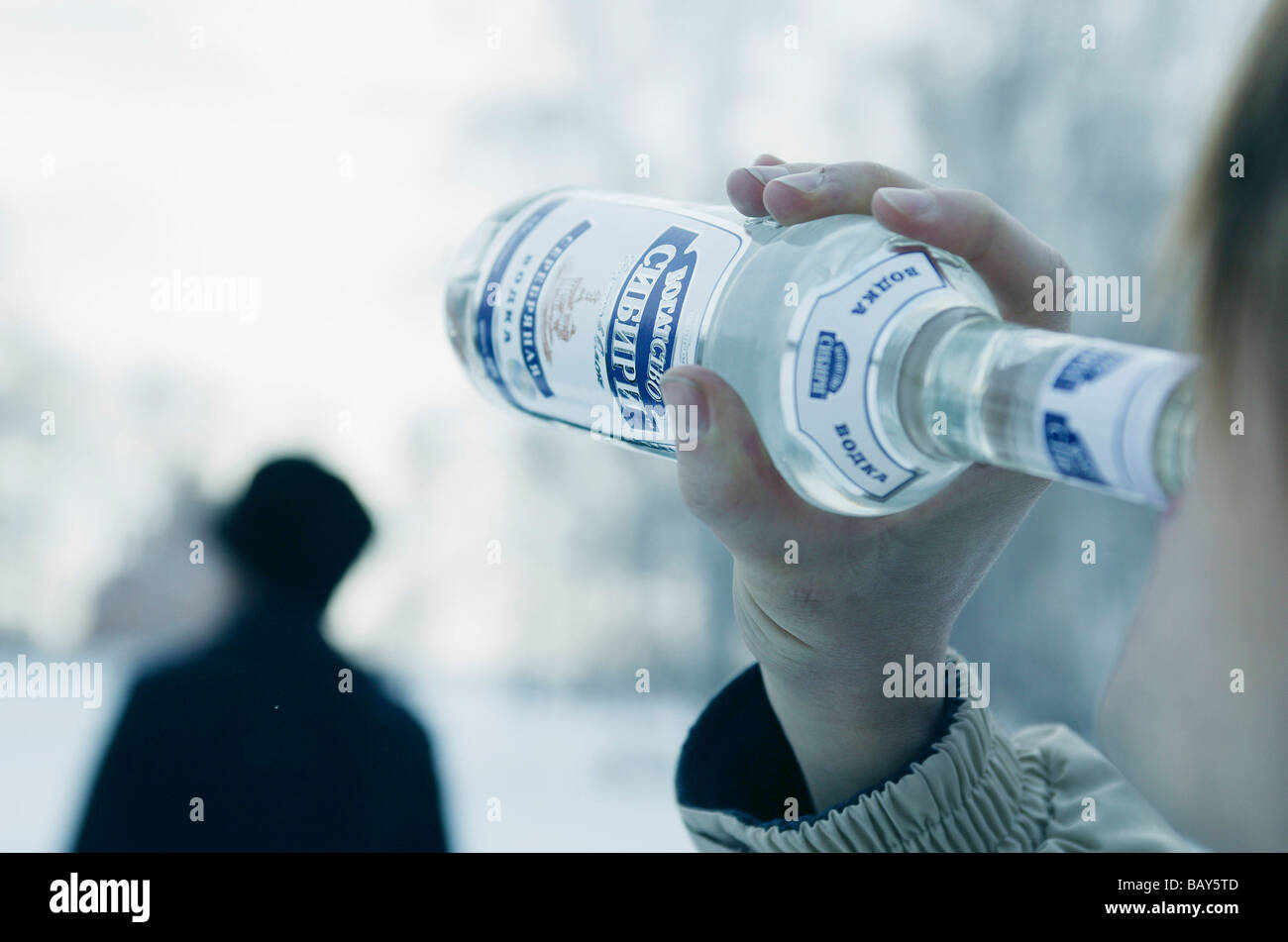 Mann, Wodka zu trinken aus der Flasche, Omsk, Sibirien Stockfotografie -  Alamy