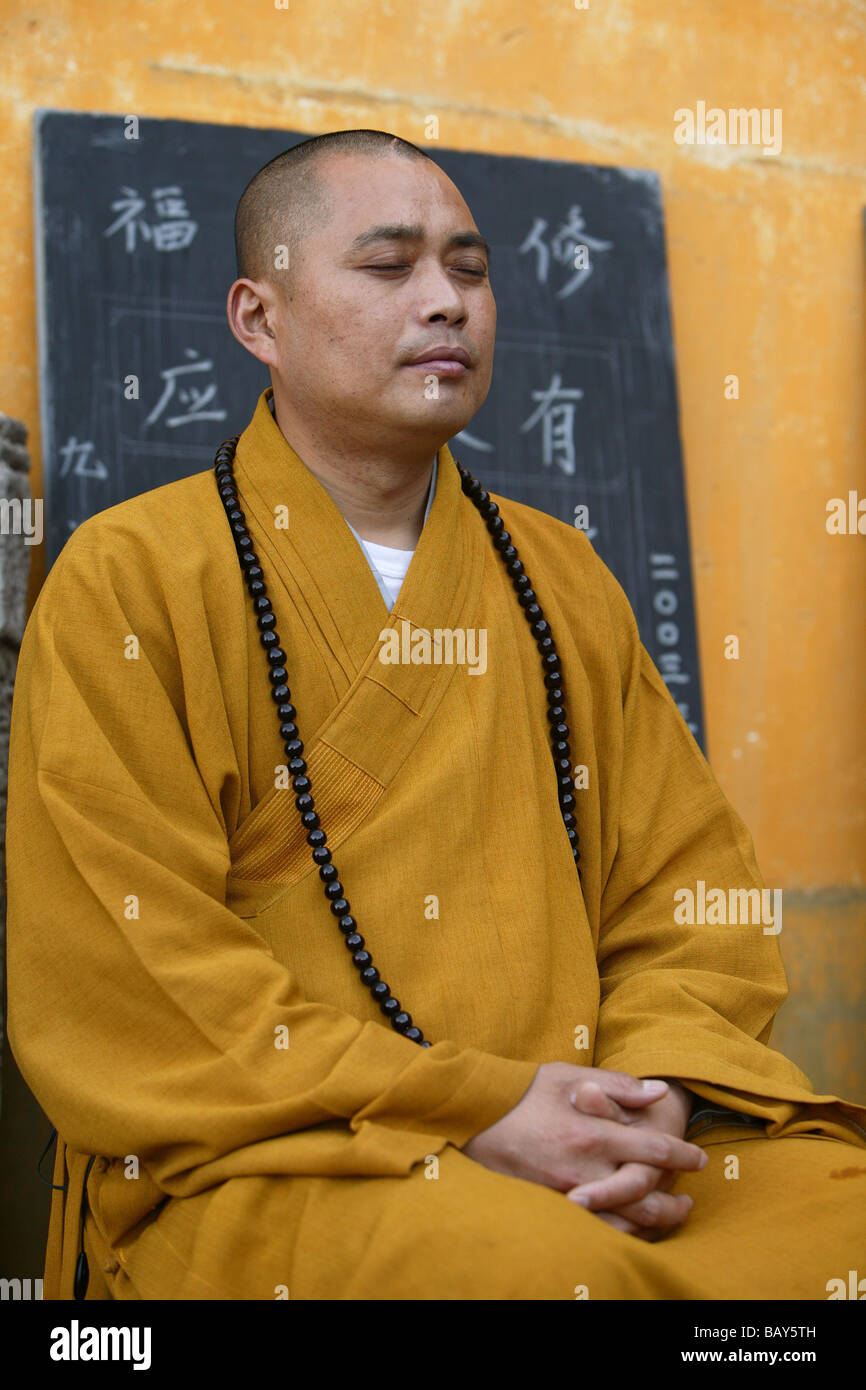 Betender Mönch an Avalokiteshvara Kloster, Jiuhua Shan, Anhui Provinz, China, Asien Stockfoto