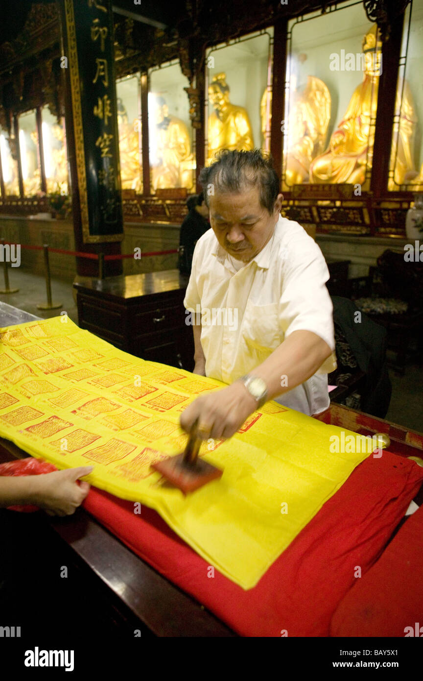 Reifer Mann Stempeln Spendenquittung für Pilger, Puji Si Kloster, Putuo Shan Insel, Provinz Zhejiang, China, Asien Stockfoto