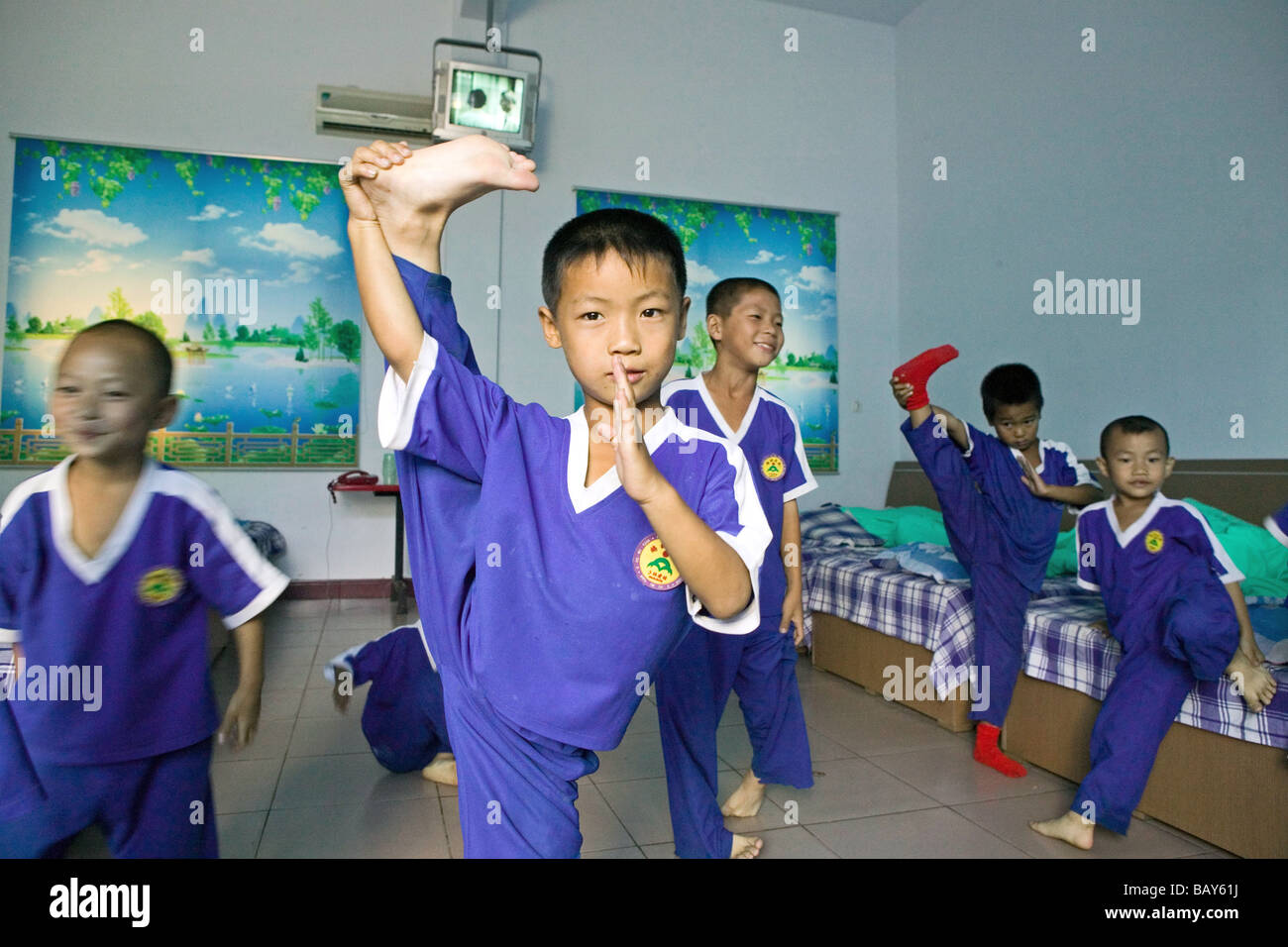 Sehr junge Schülerinnen und Schüler im Wohnheim, Kung Fu training im Kindergartenalter in einem der vielen neuen Kung Fu Schulen in Dengfeng, Sohn Stockfoto