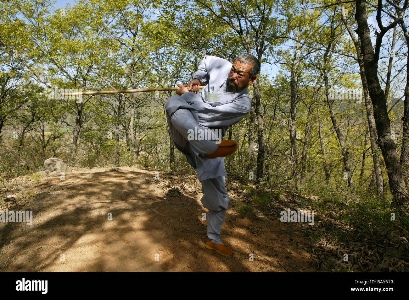 Kung Fu Meister Shi Yanwen in der Nähe von Shaolin Kloster, Song Shan, Provinz Henan, China Stockfoto