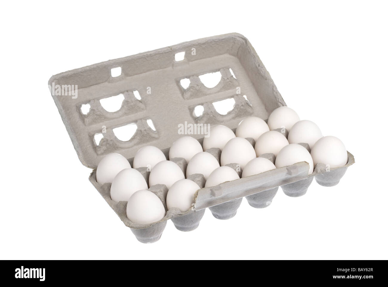 Ein 18 Eierkiste mit weißen Eiern isoliert auf einem weißen Hintergrund Bild wurde auf einem Leuchttisch gedreht und ist kein Ausschnitt Stockfoto