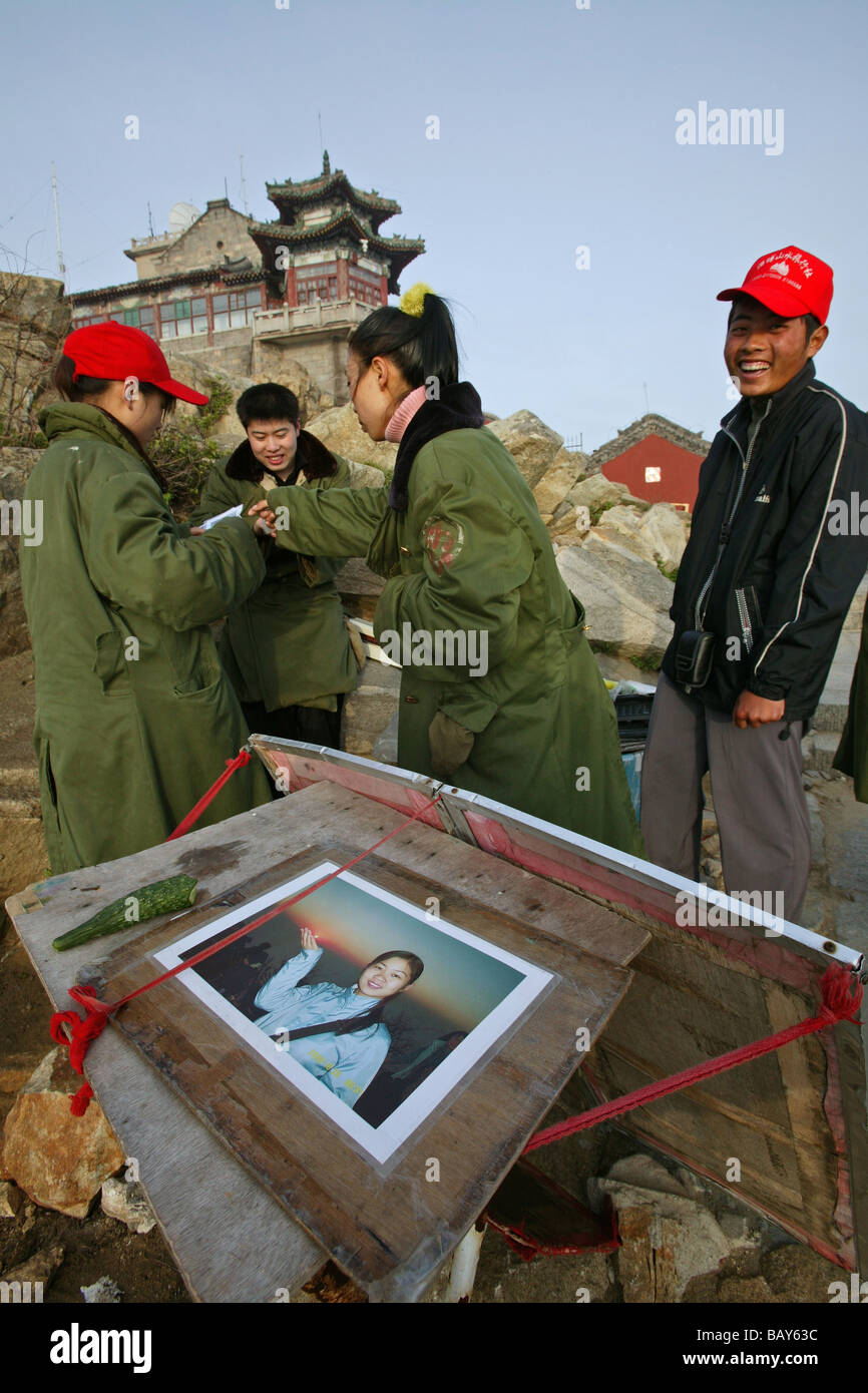 Chinesische Touristen drängen sich den Gipfel für Sonnenaufgang, lokalen Fotografen warten auf Business, Mount Tai, Tai Shan, Provinz Shandong, Stockfoto