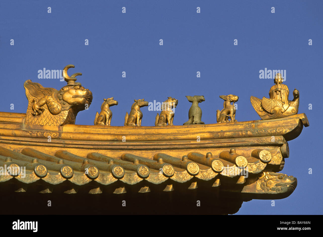Tierische Dach Wächter, mythologischen Kreaturen bewacht den Goldenen Saal, Jin Dian Gong, goldenen Palast Tempel, geschützt gegen l Stockfoto