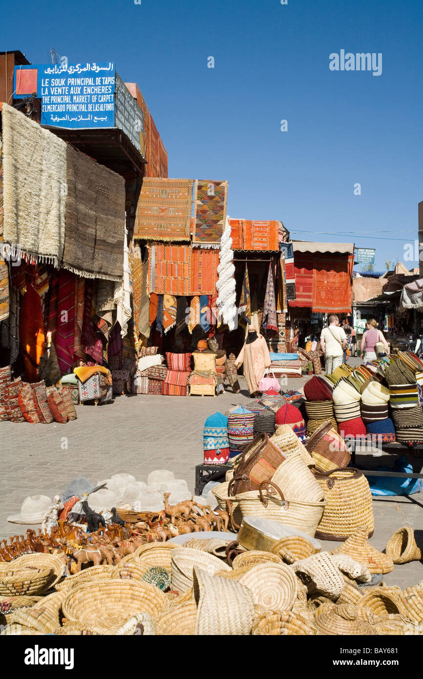 Wolldecken und Teppiche auf dem Markt von Marrakesch Marokko Stockfoto