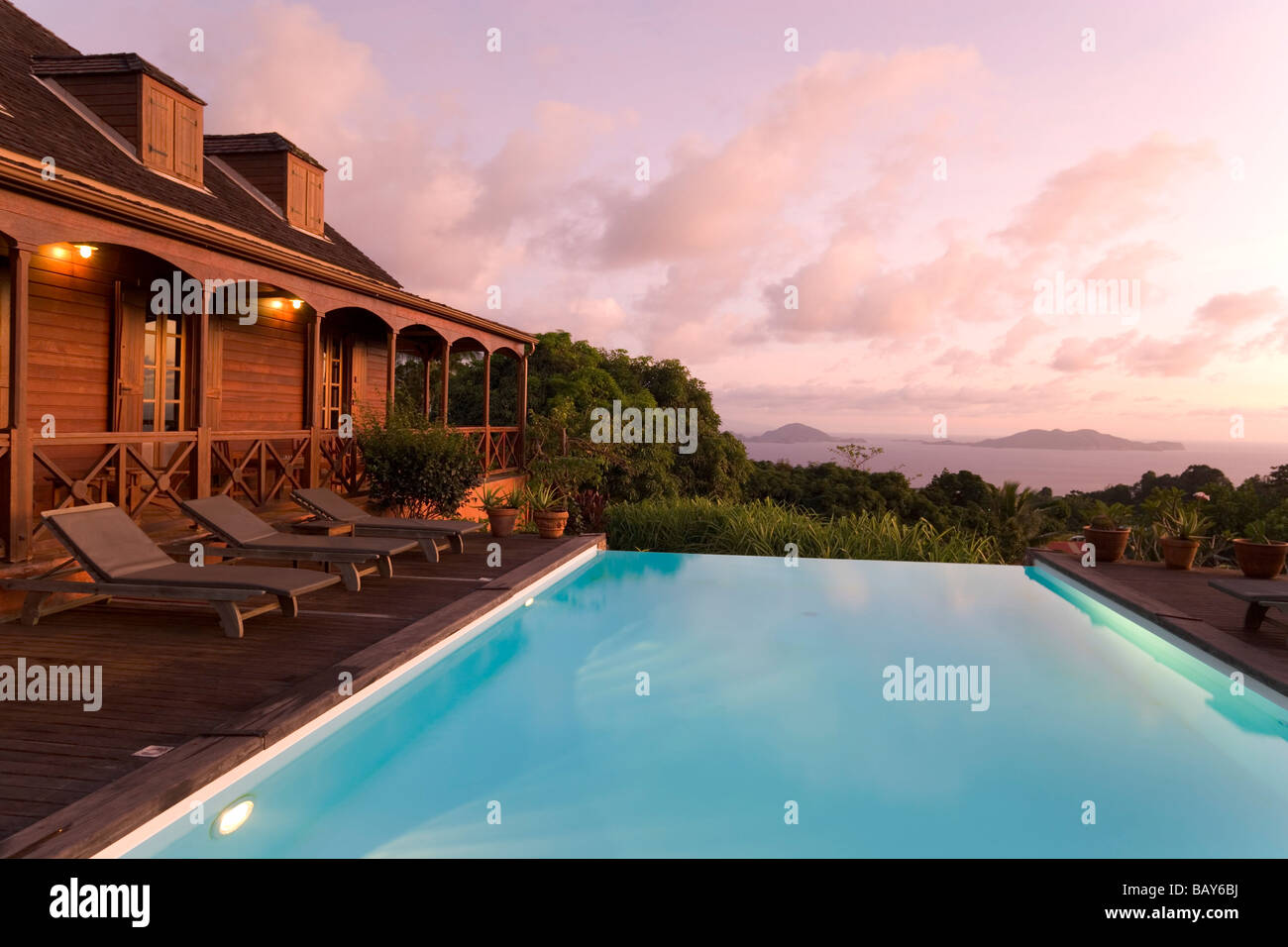 Pool eines Hotels in den Abend, Basse-Terre, Guadeloupe Stockfoto