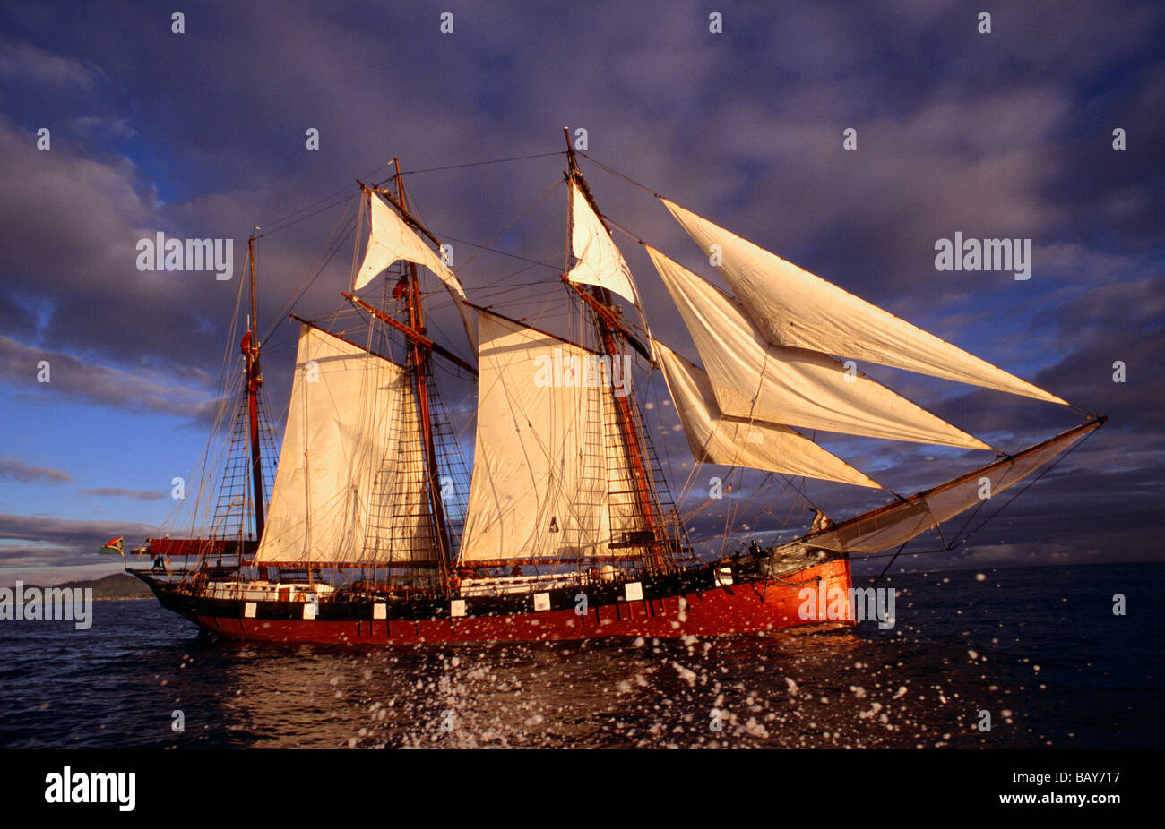 Segelschiff unter dunklen Wolken, Bora Bora, Polynesien Stockfoto