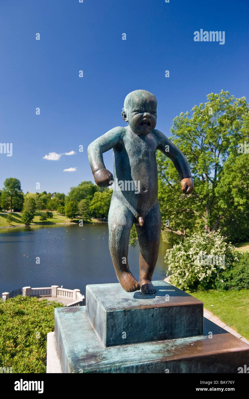 Wütende junge Bronzestatue von Gustav Vigeland im Vigeland Park in Oslo, Norwegen Stockfoto