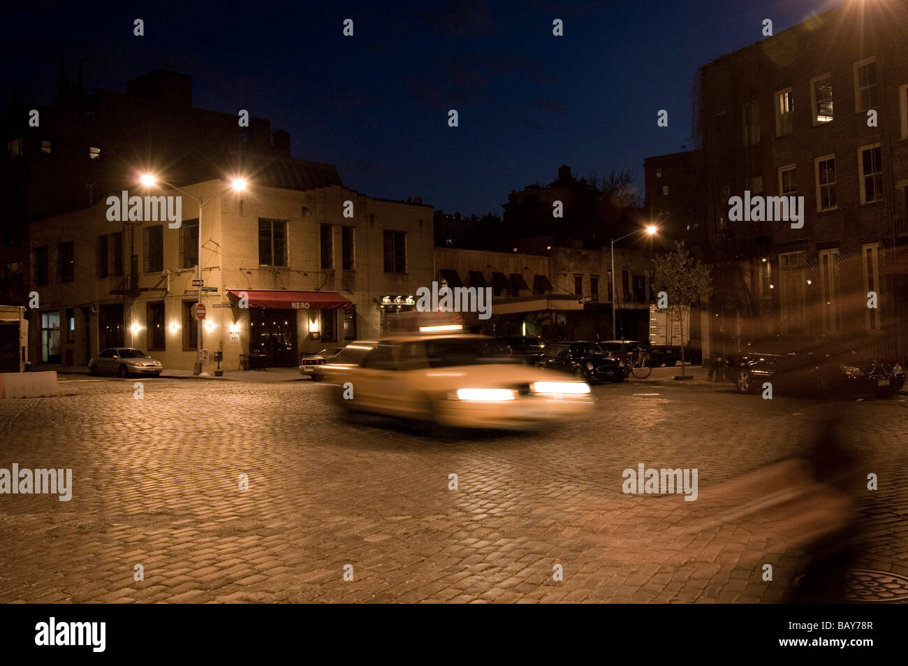 Ein Taxi fahren durch die Straßen bei Nacht, Meatpacking District, Manhattan, New York, USA Stockfoto