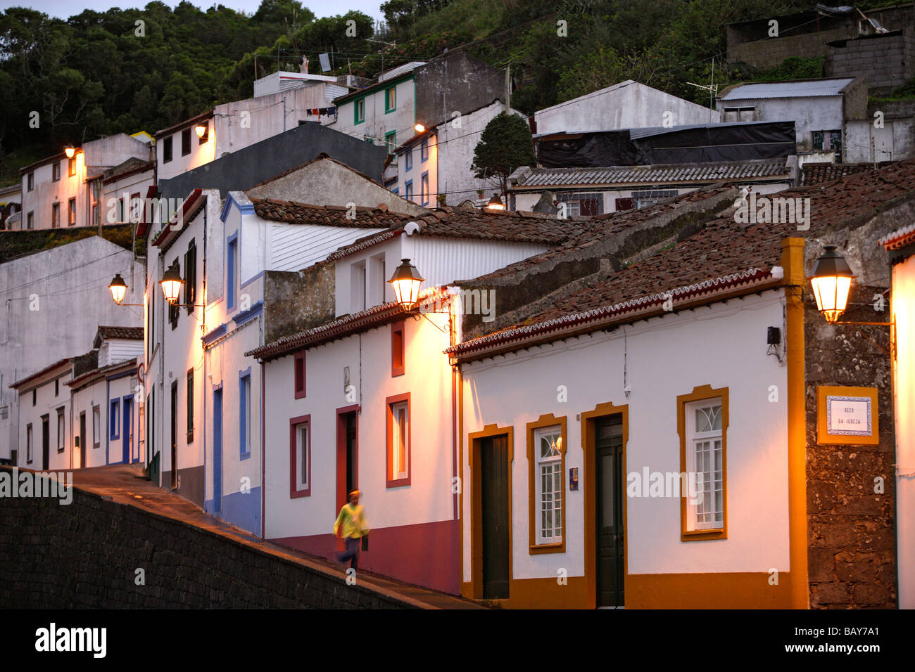 Ein Abend in den Straßen von Agua de Pau, Azoren, Portugal Stockfoto