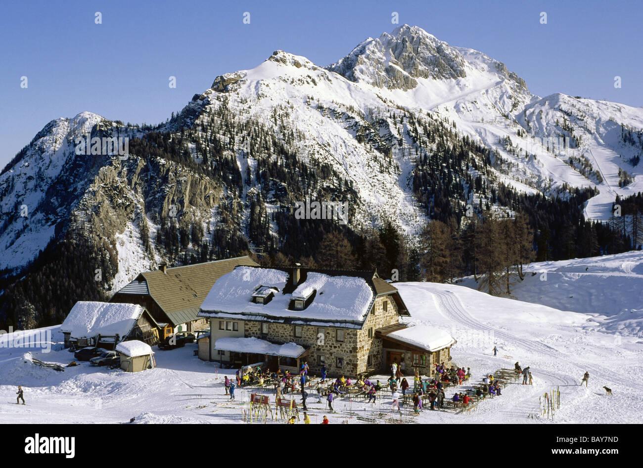 Menschen vor einer Almhütte im Sonnenlicht, Karnische Alpen, Berner Oberland, Schweiz Stockfoto