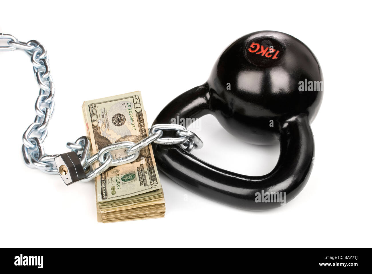 Ein Stapel Bargeld sitzt gut geschützt, während mit einem Vorhängeschloss und Ball und Kette gesichert Stockfoto