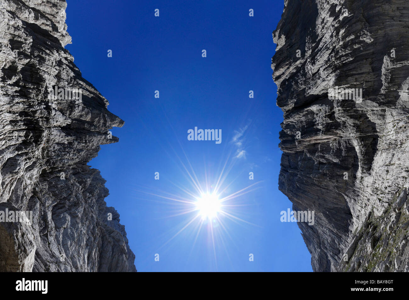 Blick vom Couloir Steinerne Rinne von Felswänden der Predigtstuhl und Fleischbank gerade bis zu der Sonne, Kaiser Sortiment, Ty flankiert Stockfoto