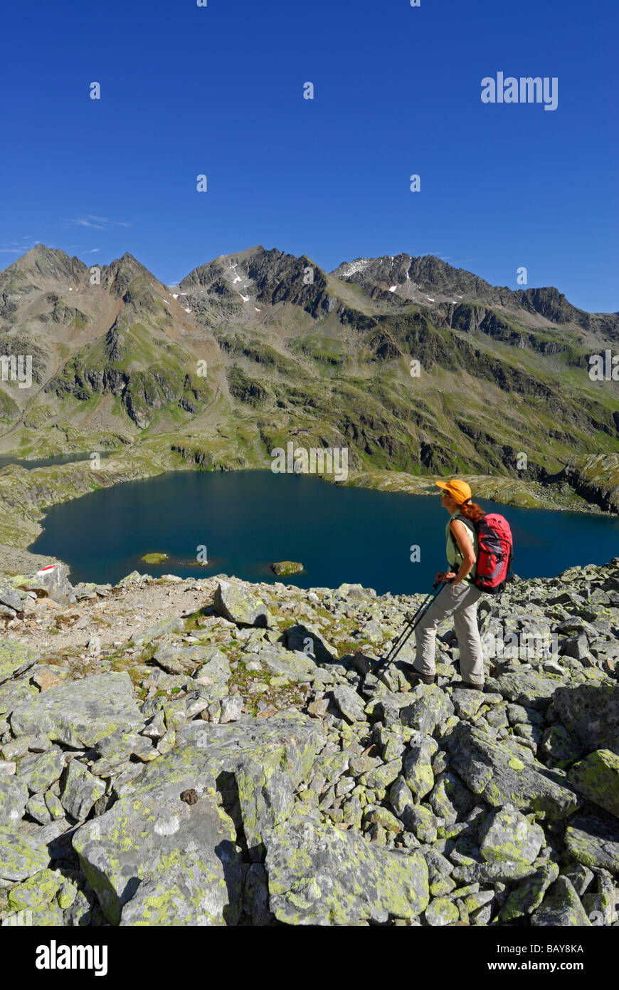 junge Frau Wandern mit Blick zur See Kreuzsee, Wangenitzsee, Hütte, Wangenitzseehuette und Petzeck, Schobergruppe Sortiment, Hohe Tauer Stockfoto